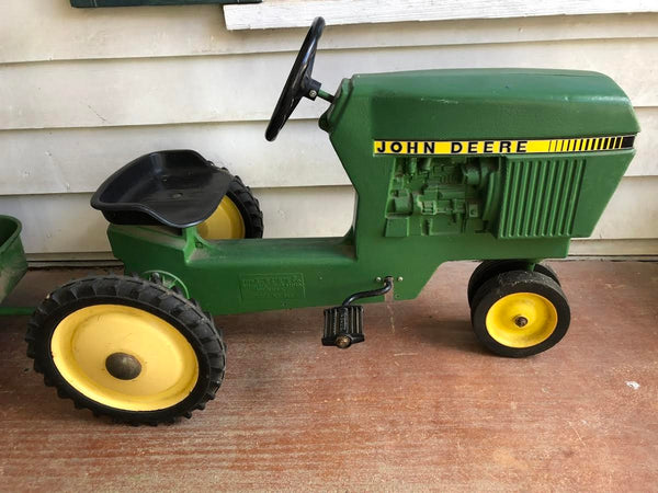 VINTAGE JOHN DEERE METAL CHILD'S RIDING PEDAL TRACTOR AND CART