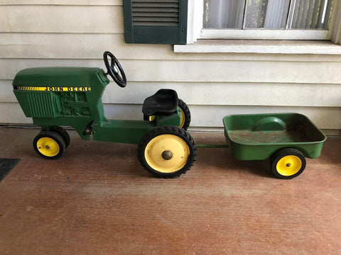 VINTAGE JOHN DEERE METAL CHILD'S RIDING PEDAL TRACTOR AND CART