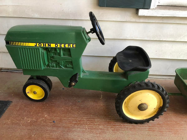 VINTAGE JOHN DEERE METAL CHILD'S RIDING PEDAL TRACTOR AND CART