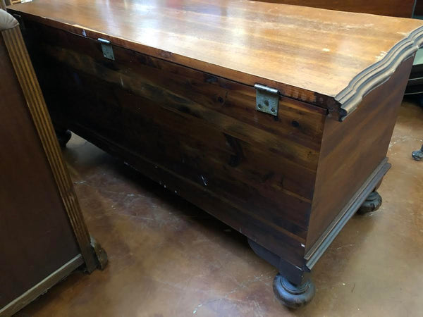 VINTAGE LANE CEDAR HOPE CHEST / BLANKET TRUNK