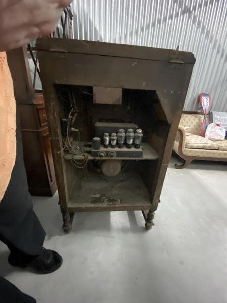 ANTIQUE VICTOR ELECTROLA CABINET (RADIO & PHONOGRAPH)