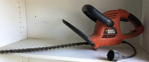 BLACK AND DECKER ELECTRIC HEDGE TRIMMER WITH 21" BLADE