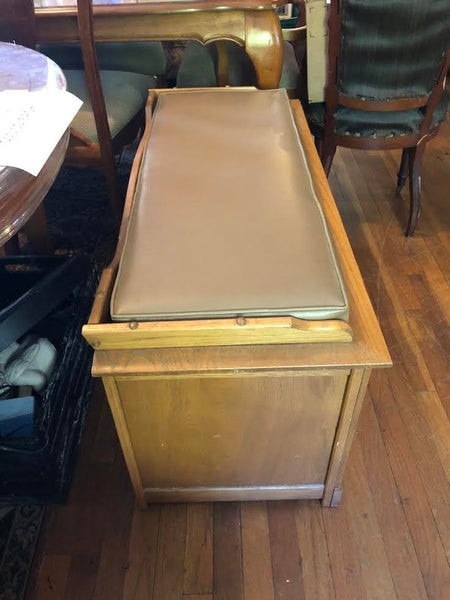 VINTAGE SEATED CHEST OF DRAWERS WITH CUSHION