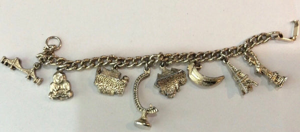 VTG GOLD TONED CHARM BRACELET WITH 8 CHARMS