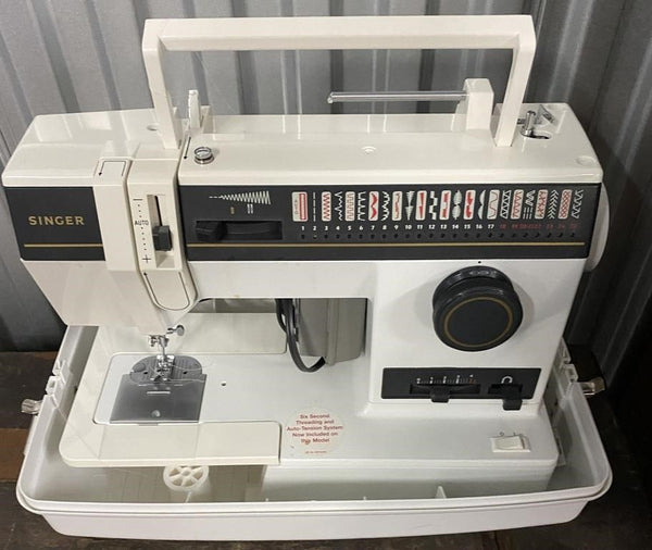 VINTAGE SINGER SCHOOL MODEL PORTABLE SEWING MACHINE