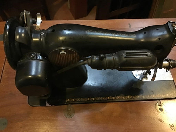 ANTIQUE SINGER SEWING MACHINE AH383906 IN CABINET (WORKS!)