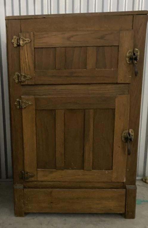 ANTIQUE WOODEN ICE BOX