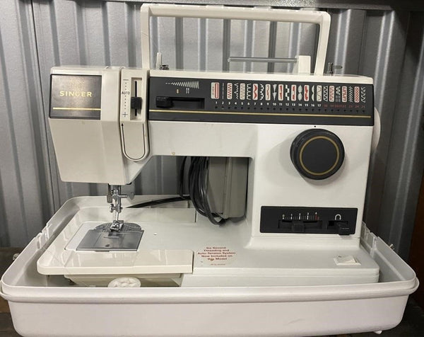 VINTAGE SINGER SCHOOL MODEL PORTABLE SEWING MACHINE