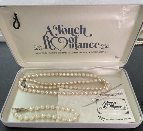 BEAUTIFUL VINTAGE A TOUCH OF ROMANCE FAUX PEARL NECKLACE & BRACELET SET